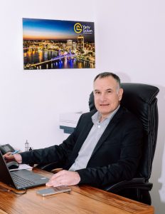 יריב גולן. יריב גולן הוא דמות מובילה בתחום השקעות הנדל"ן בארה"ב, עם רקורד מרשים של הצלחות וליווי אישי של מאות משקיעים ישראלים. הגישה המקצועית, השקיפות והניסיון הרב הופכים אותו לשותף אידיאלי לכל מי שמעוניין להשקיע בנדל"ן בארה"ב בצורה בטוחה ומניבה.